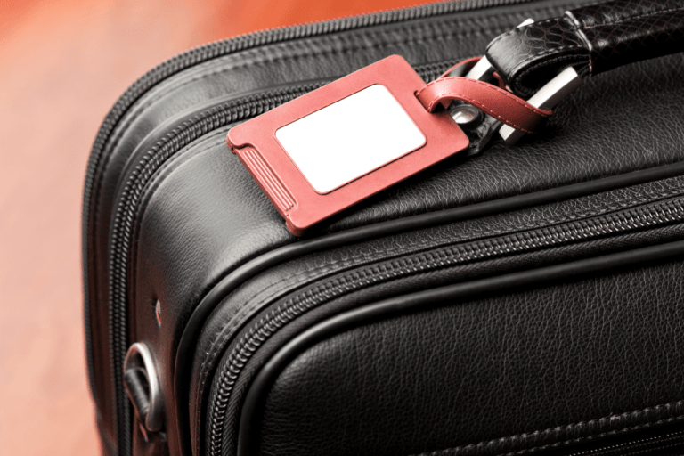 What to put on Luggage Tags – Complete guide 2024
