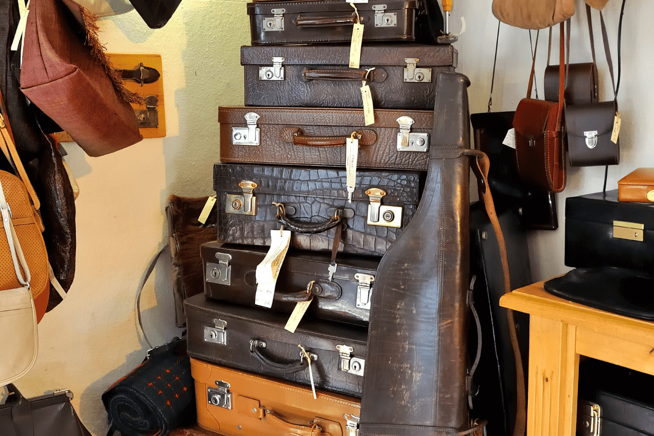 how to store luggage